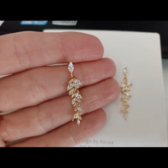 New 18k Gold Diamond Leaves Earrings - Picture 5 of 8